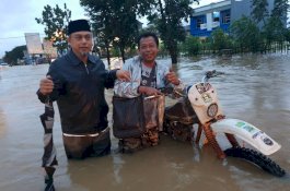 Melayat ke Rumah Kakak, Tamsil Linrung Jalan Kaki Terobos Banjir 