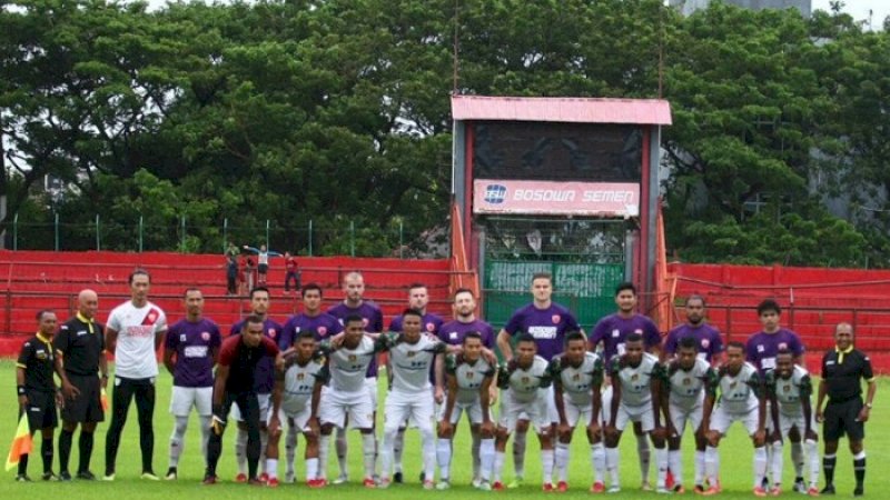 Pemain PSM berpose bersama tim PSAD sebelum uji coba di Stadion Andi Mattalatta, Selasa (22/1/2019).