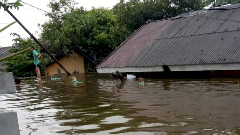 Banjir di Perumnas Antang sudah hampir mencapai atap rumah warga.