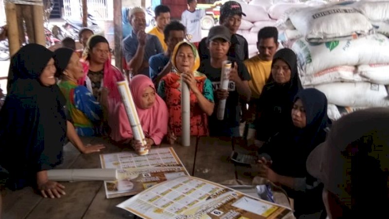 Petani menyambut kedatangan gembira Yasir Machmud.