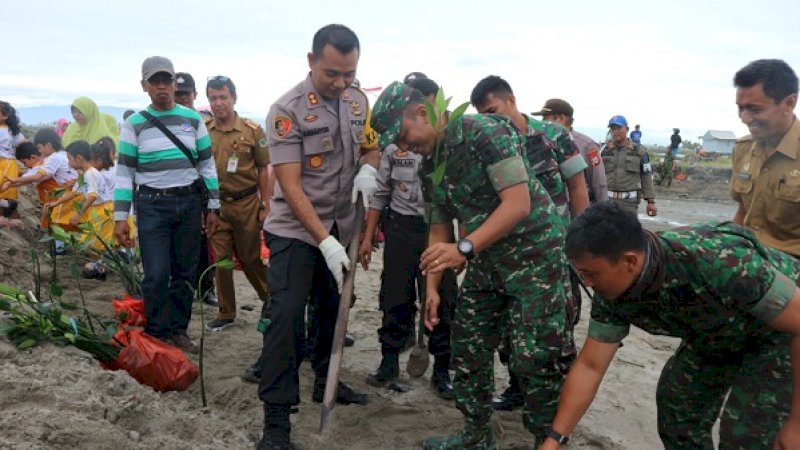 Cegah Abrasi, Polres dan Kodim 1404 Pinrang Tanam Bakau di Pesisir