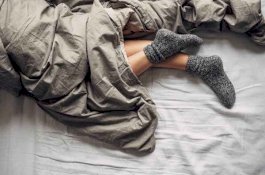 Alasan Mengapa Anda Sebaiknya Tidur Memakai Kaus Kaki