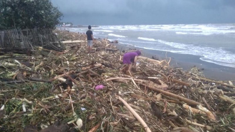 Sampah-sampah menggunung di Pantai Galesong, menahan rumah warga Desa Aeng Batu-batu dari empasan ombak.