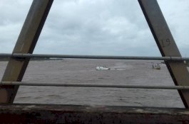 Cerita Alwi 5 Jam Terapung di Atas Kapal Karam di Sungai Jeneberang