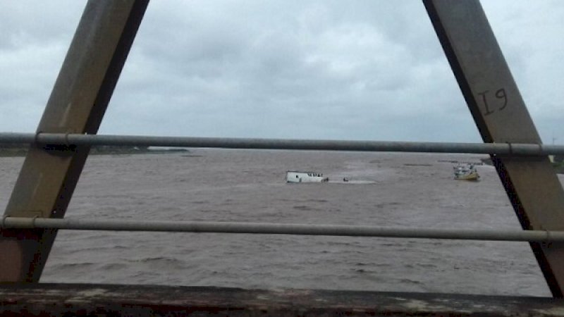 Kapal kayu yang ditumpangi Aziz, Alwi dan Daeng Rola saat terseret arus sungai Jeneberang.