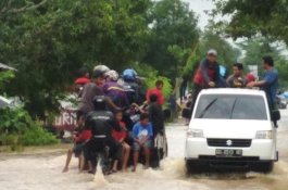 Jalur Patallasang-Samata Sulit Dilewati Roda Dua Akibat Banjir 