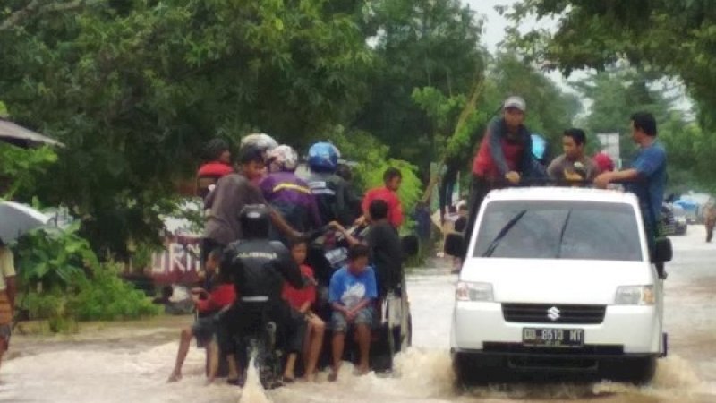 Beberapa mobil pikap, disediakan warga untuk mengangkut kendaraan roda dua dari Samata ke Patallasang.