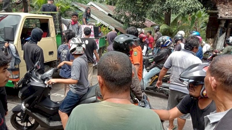 Blokir jalan, pengendara dan pendemo di Palopo bersitegang.