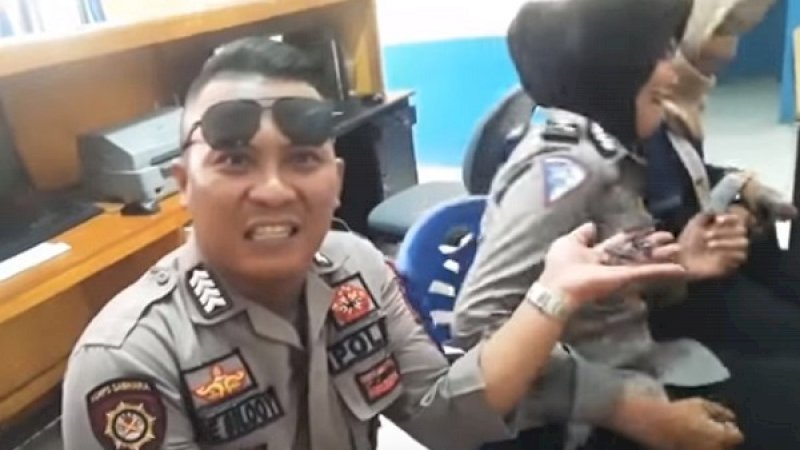 Screnshot video milik akun Youtube Rockers saat menunjukkan kecoa kepada salah seorang Polwan.