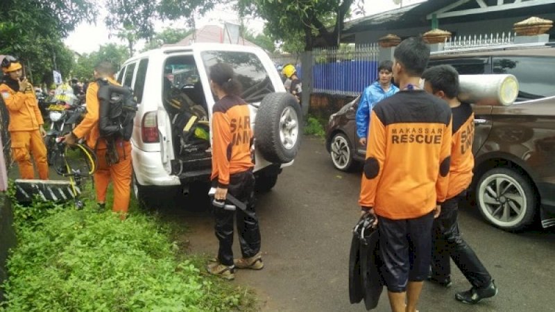 Tim SAR sementara mempersiapkan peralatannya untuk mencari korban tenggelam di Bukit Batu Antang, Kecamatan Manggala.