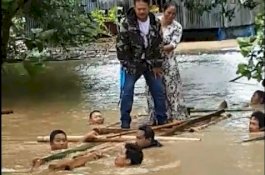 VIDEO: Momen SYL Sapa Warga Sambil Naik Rakit