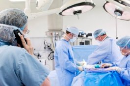 Sedang Operasi Pasien, Dokter Anestesi Terima Telepon, 