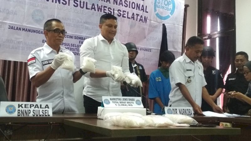 Rilis pers BNNP Sulawesi Selatan terkait keberhasilan menggagalkan peredaran berkilo-kilo sabu-sabu di Kota Makassar, Rabu (23/1/2018).