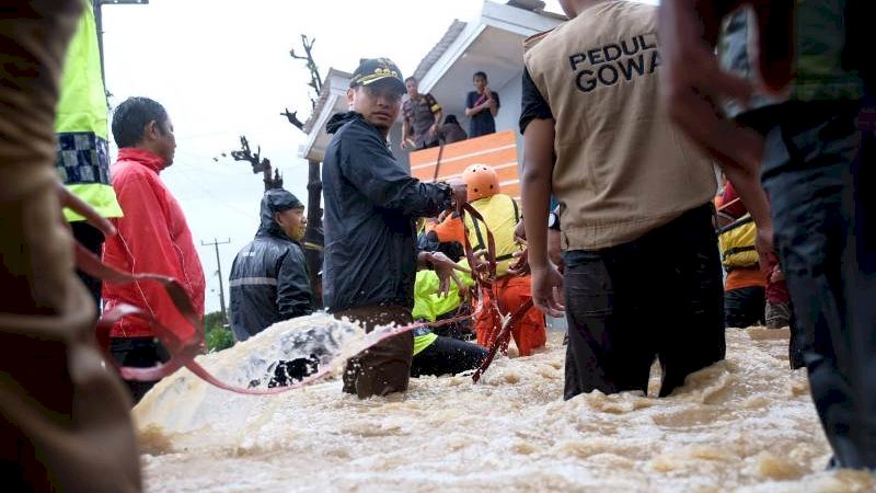 Bupati Gowa, Adnan Purichta Ichsan memantau di lokasi banjir.