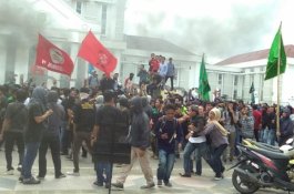 Usai Bersitegang dengan Pengendara, Terjadi Bentrokan Sesama Pendemo