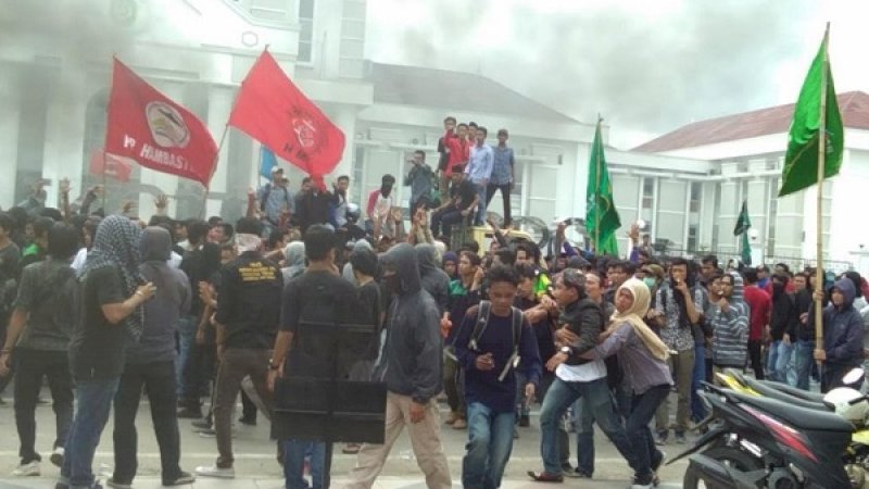 Bentrokan pecah antara massa pengunjuk rasa. Untung cepat dilerai.