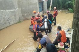 Ditemukan Penyelam Tim SAR, Tubuh Remaja Tenggelam Disambut Tangis