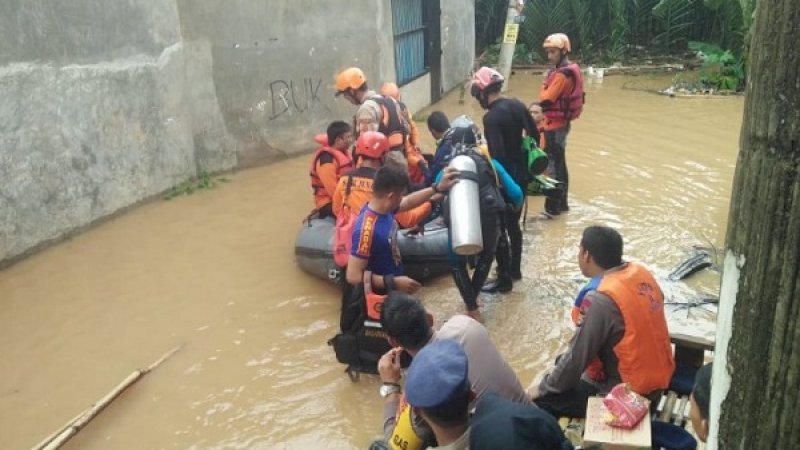 Tim SAR sedang bersiap mencari korban tenggelam.