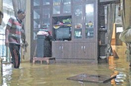 Tak Bisa Sembarangan, Begini Cara Sehat Bersihkan Rumah Pasca Banjir