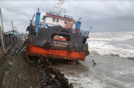 Mesin Rusak, Kapal LCT Hanyut dari Sanrobengi ke Kassi Lompo