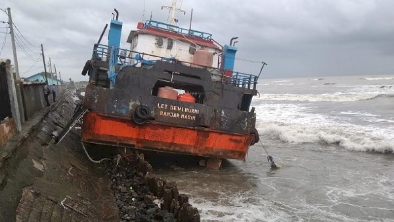 Kapal LCT Dewi Murni Banjarmasin, terdampar di tanggul Desa Kassi Lompo, Desa Mappakalompo, Kecamatan Galesong Selatan.