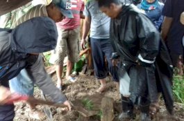 Tangis Haru Iringi Pemakaman Bocah 3 Tahun Korban Banjir