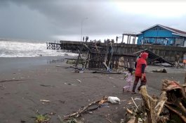 Cuaca Ekstrem Porak-porandakan Dermaga TPI Takalar