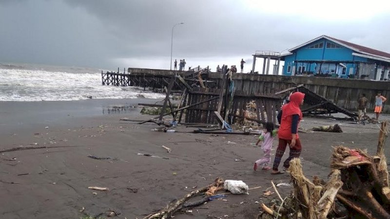 Dermaga TPI Beba yang porak-poranda.