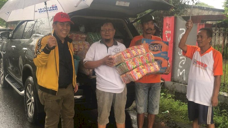 Warga Belum Tersentuh Bantuan, Syamsuddin Kadir Salurkan Bahan Pokok