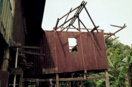 Angin Kencang Terbangkan Atap Rumah Warga di Sidrap