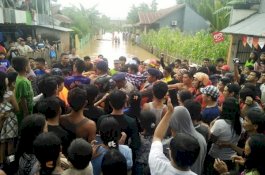 Tubuh Remaja Tenggelam Digotong Penyelam, Warga Teriak, 
