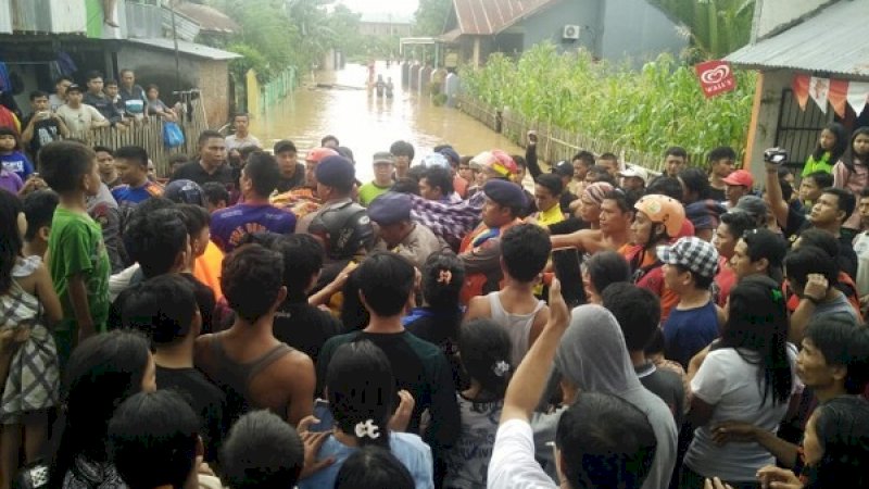 Beberapa warga berkerumun, saat jenazah Aser ditemukan. (Foto: Syukur/Rakyatku.com)