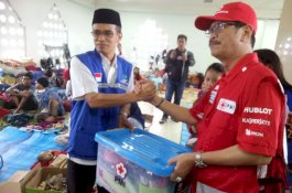 Ketua PMI Sulsel Serahkan Bantuan ke Pengungsi Korban Banjir