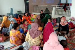 Indira Mulyasari Kunjungi Korban Banjir di Manggala