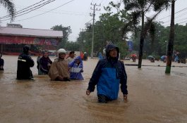 Bupati Maros Pantau Distribusi Bantuan Banjir