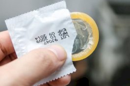 Ada yang Berbahaya, Begini Cara Mengenali Kondom yang Tak Layak Pakai