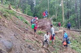 23 Orang Hilang Tertimbun Longsor di Gowa, 5 Ditemukan Meninggal