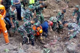 Tiga Korban Longsor Gowa Ditemukan Sedang Berpelukan di Dapur