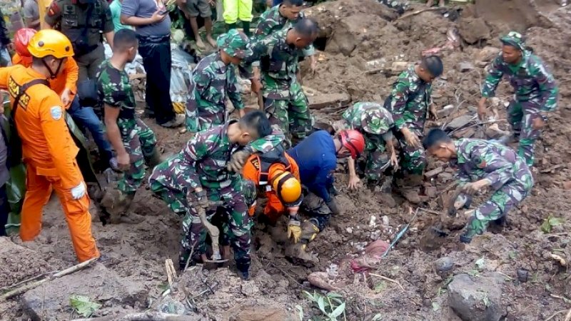 Proses pencarian korban longsor di Kecamatan Manuju, Gowa, Selasa (23/1/2019).