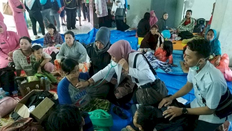 Tim medis memeriksa kesehatan pengungsi banjir di salah satu posko di Gowa.