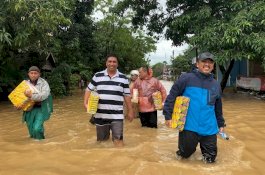 Terobos Banjir, Bupati dan Ketua DPRD Maros Bawa Sendiri Mi Instan
