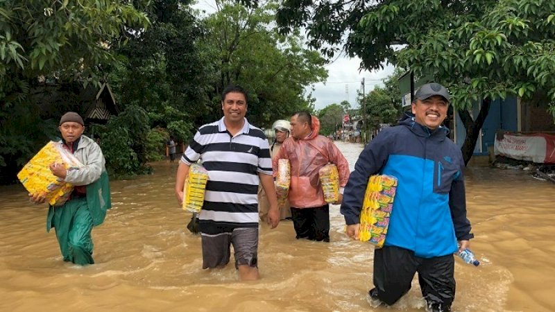 Bupati Maros HM Hatta Rahman bersama Ketua DPRD Maros AS Chaidir Syam turun langsung mengunjungi warga yang terkena dampak banjir, Rabu (23/1/2019). 