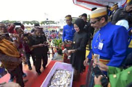 Anggunnya Bupati Luwu Utara Kenakan Tenun Rongkong di Peringatan Hari Jadi Luwu