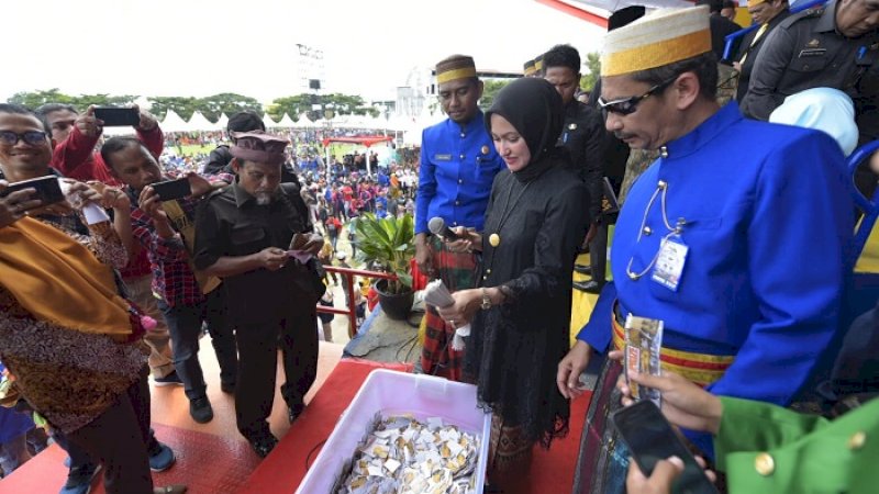 Bupati Luwu Utara, Indah Putri Indriani menghadiri peringatan Hari Jadi Luwu ke-751 dan Hari Perlawanan Rakyat Luwu ke-73 yang dihelat di Stadion Lagaligo, Kota Palopo, Rabu (23/1/2019).