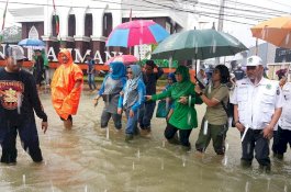 Jalan Kaki Lewati Genangan, Ketua PKK Sulsel Kunjungi Lokasi Pengungsian