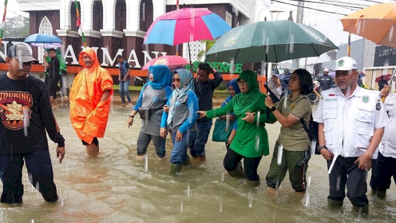 Ketua Tim Penggerak PKK Provinsi Sulawesi Selatan, Liestiaty F Nurdin turun langsung ke beberapa lokasi pengungsian korban banjir.