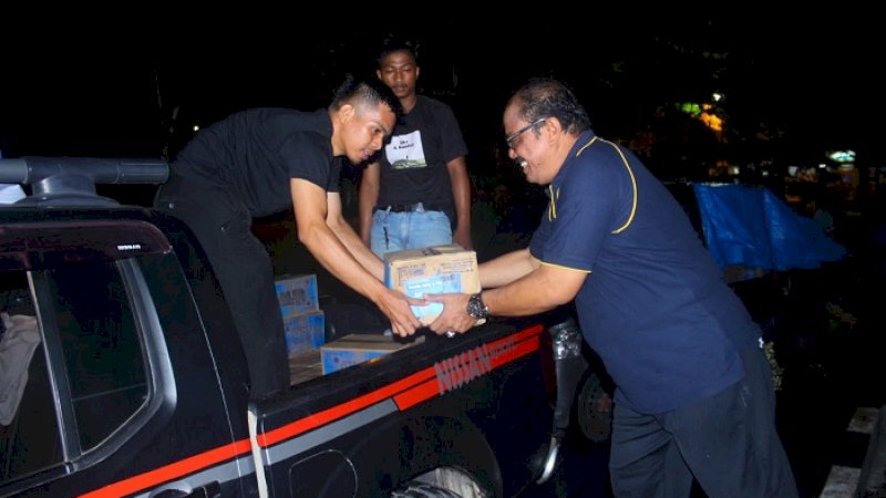 Bahar Ngitung menurunkan logistik untuk korban banjir di Gowa, Selasa (23/1/2019).