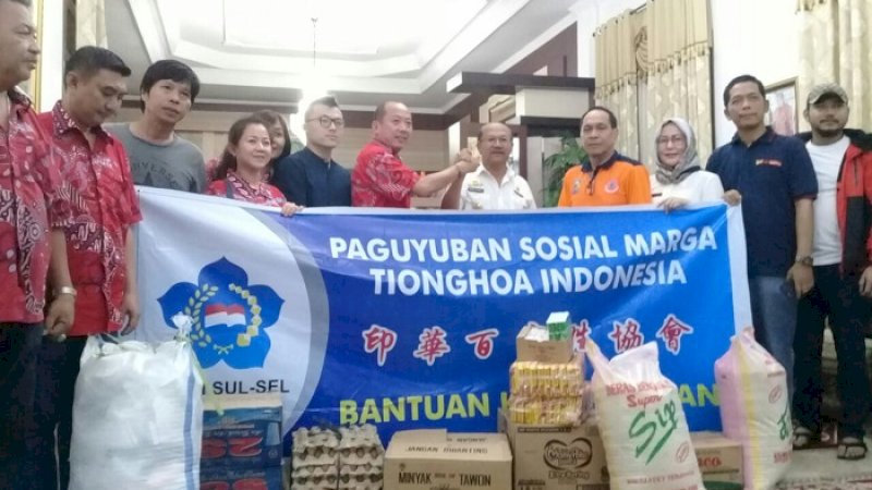 Komunitas Paguyuban Sosial Marga Tionghoa Indonesia (PSMTI) Bidang Sosial Sulsel memberikan bantuan kepada korban bencana banjir di Kabupaten Jeneponto, Rabu malam (23/1/2019).