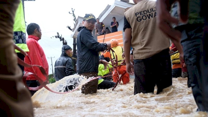 Bupati Gowa Adnan Purichta Ichsan tak segan turun langsung mengevakuasi warga korban banjir.