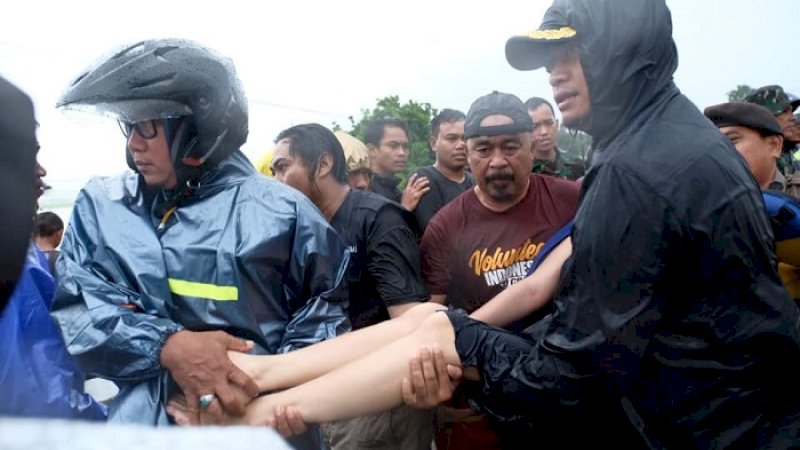 Bupati Gowa Adnan Purichta Ichsan (kanan) turun langsung mengevakuasi korban banjir, Selasa (23/1/2019).